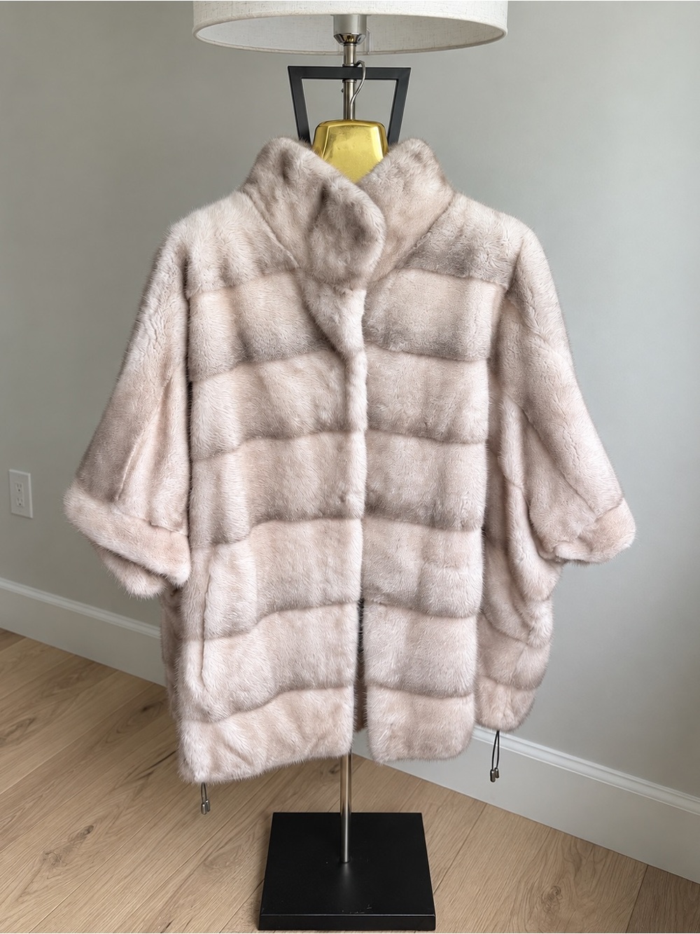 BRAND NEW Luxury Women's Short Beige Mink Coat